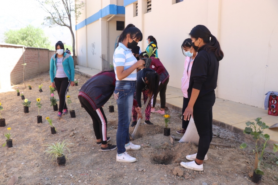 J&Oacute;VENES DEL COLEGIO SIM&Oacute;N BOL&Iacute;VAR REFORESTAN &Aacute;RESAS VERDES DE COLEGIO
