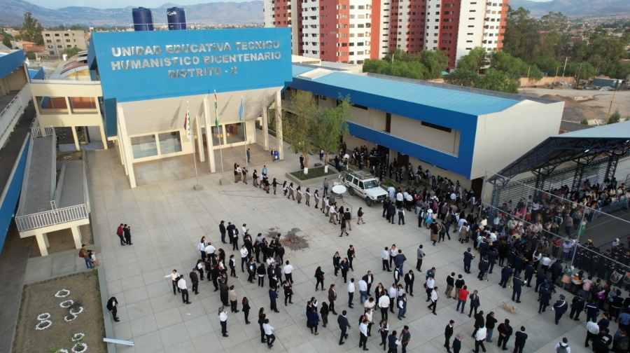 PRESIDENTE LUIS ARCE JUNTO AL ALCALDE PEDRO GUTI&Eacute;RREZ ENTREGAN LA UNIDAD EDUCATIVA T&Eacute;CNICO HUMAN&Iacute;STICO BICENTENARIO CON UN MODERNO LABORATORIO EQUIPADO