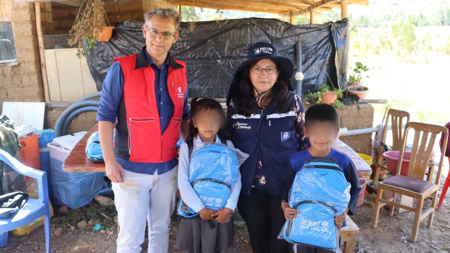 TRECE NI&Ntilde;OS DAMNIFICADOS POR EL ALUVI&Oacute;N EN LA COMUNIDAD DE LAQUI&Ntilde;A RECIBIERON MOCHILAS ESCOLARES