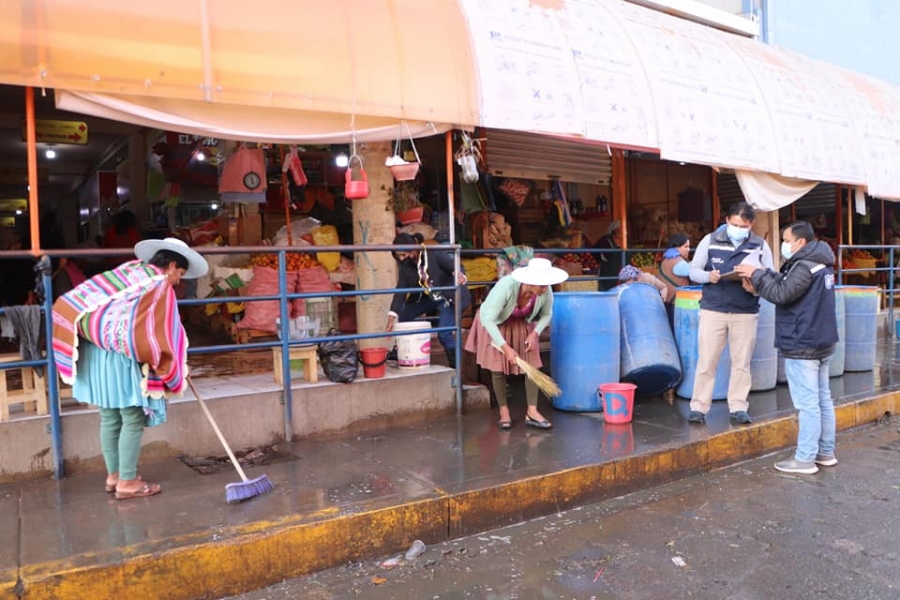 COMERCIANTES Y PERSONAL DE LA INTENDENCIA REALIZAN LA LIMPIEZA DEL MERCADO DE ABASTO DE SACABA