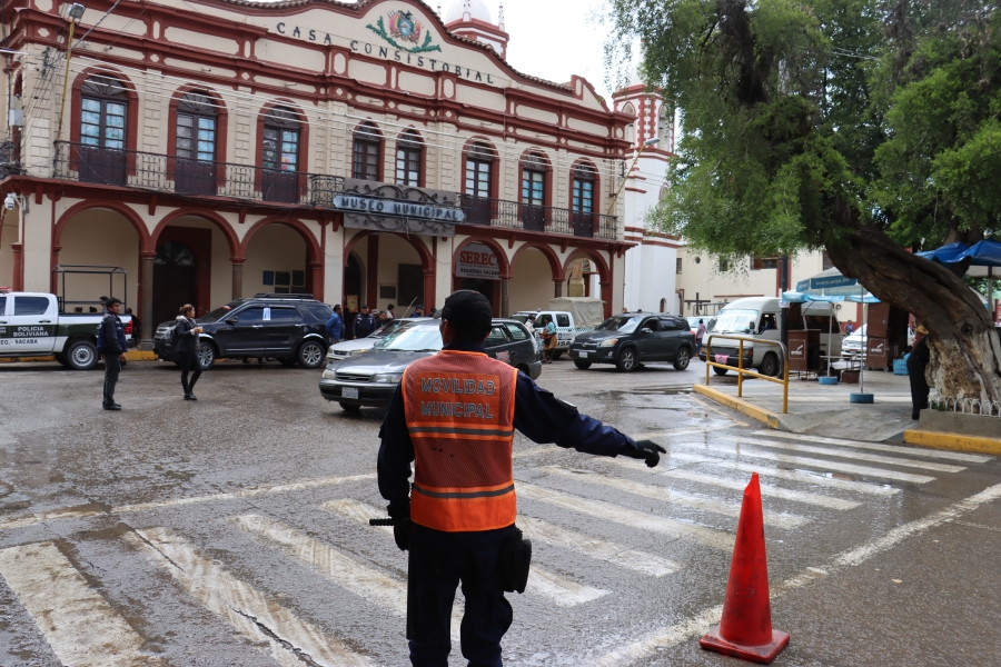 COLOCAN CONOS PARA ORDENAR EL TR&Aacute;FICO VEH&Iacute;CULAR EN LA PLAZA 6 DE AGOSTO DE SACABA, SE TRABAJA EN EDUCACI&Oacute;N VIAL