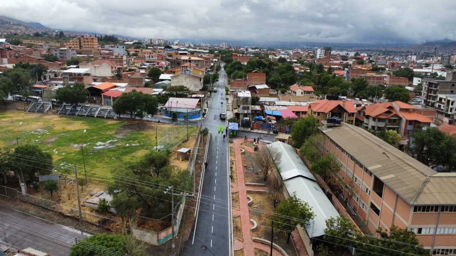 OBRAS EN PACATA: ALCALDE DE SACABA PEDRO GUTI&Eacute;RREZ ENTREGA M&Aacute;S DE 700 METROS DE ASFALTO EN LA OTB VILLA BARRIENTOS