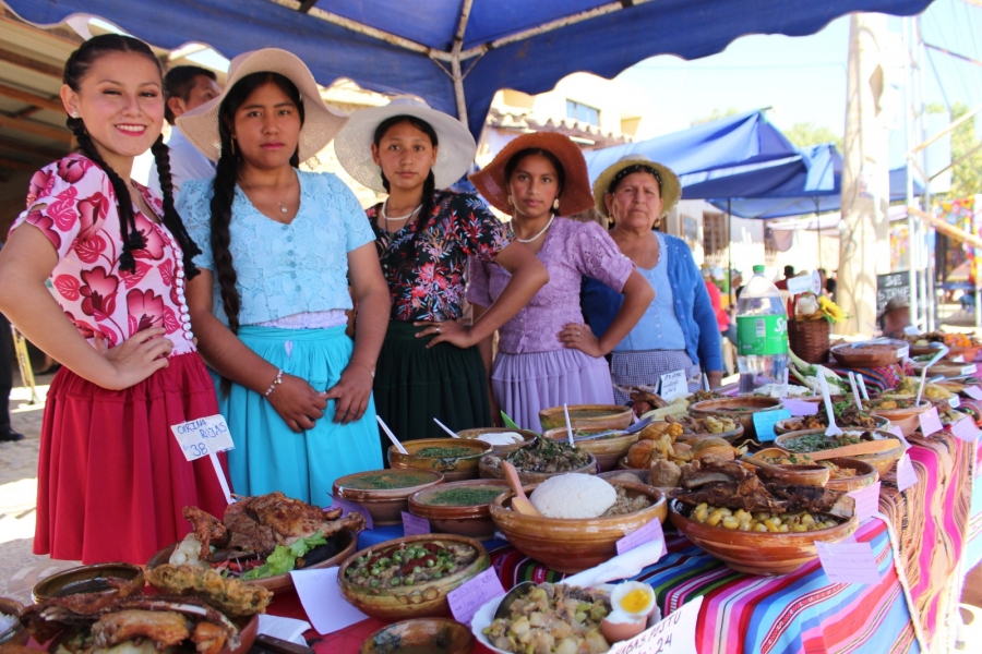 EXITOSA FERIA DE LA &Ntilde;AWPA MANKA MIKHUNA CONCENTR&Oacute; A M&Aacute;S DE 70 EXPOSITORES EN EL DISTRITO 4 DE SACABA