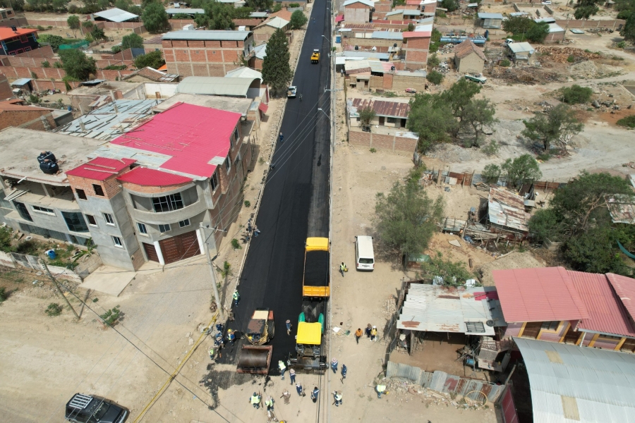 AVANZAN LOS TRABAJOS DE ASFALTADO DE LA AVENIDA CHAPARE EN EL DISTRITO 4 DE SACABA