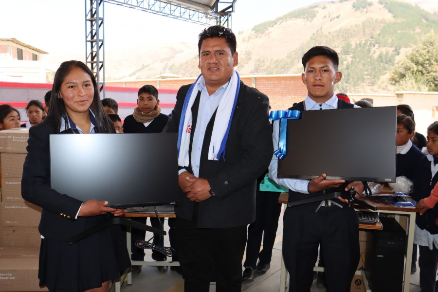 ALCALDE PEDRO GUTI&Eacute;RREZ ENTREGA MOBILIARIO, COMPUTADORAS E INSUMOS EN BENEFICIO DE ESTUDIANTES DE DOS UNIDADES EDUCATIVAS DEL DISTRITO RURAL AGUIRRE