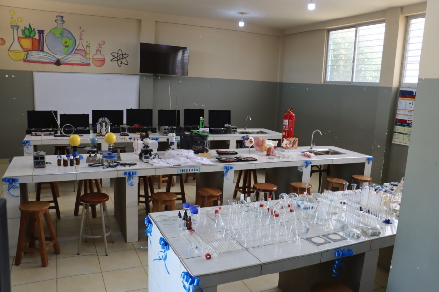 ALCALDE PEDRO GUTI&Eacute;RREZ VIDAURRE ENTREG&Oacute; EQUIPAMIENTO PARA LABORATORIO DE F&Iacute;SICA, QU&Iacute;MICA, BIOLOG&Iacute;A Y GEOGRAF&Iacute;A EN BENEFICIO DE M&Aacute;S DE 700 ESTUDIANTES DE LA U.E. ANTOFAGASTA DE SACABA