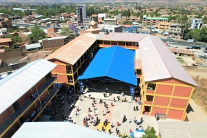 ALCALDE PEDRO GUTI&Eacute;RREZ VIDAURRE ENTREG&Oacute; UN TINGLADO Y EQUIPAMIENTO PARA BTH A LA U.E. CARLOS PEREDO SANDOVAL