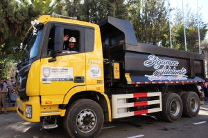 ALCALDE PEDRO GUTI&Eacute;RREZ ENTREGA MAQUINARIA PESADA PARA LA CONSTRUCCI&Oacute;N DE M&Aacute;S DE 70 ATAJADOS Y FORTALECE LA SEGURIDAD CIUDADANA CON LA DOTACI&Oacute;N DE UNA CAMIONETA Y DOS MOTOCICLETAS
