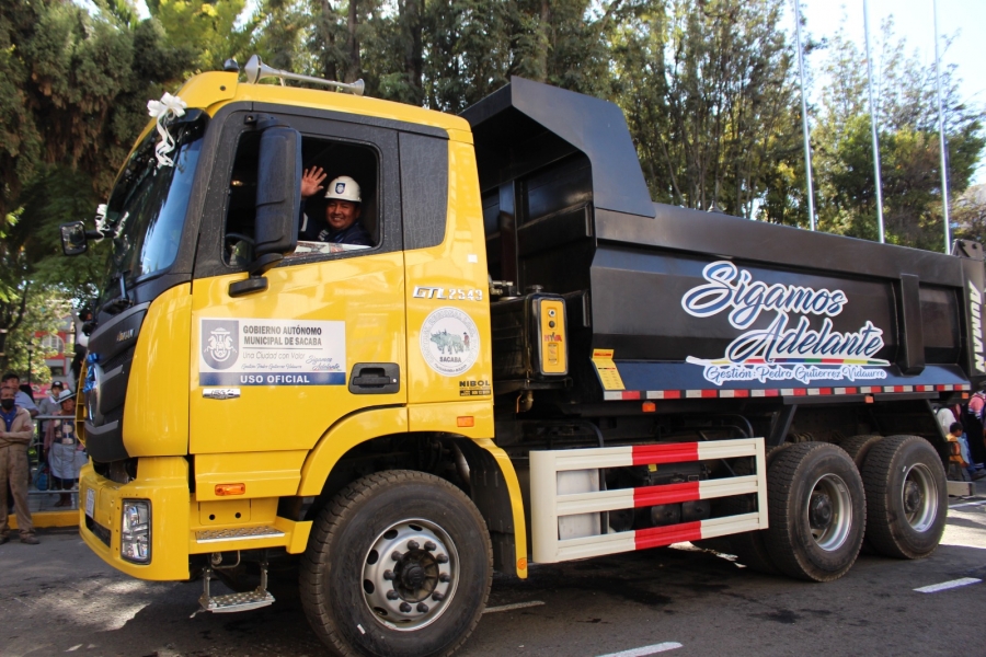 ALCALDE PEDRO GUTI&Eacute;RREZ ENTREGA MAQUINARIA PESADA PARA LA CONSTRUCCI&Oacute;N DE M&Aacute;S DE 70 ATAJADOS Y FORTALECE LA SEGURIDAD CIUDADANA CON LA DOTACI&Oacute;N DE UNA CAMIONETA Y DOS MOTOCICLETAS