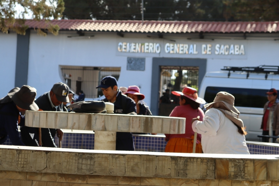 SERVIDORES P&Uacute;BLICOS DE SACABA REALIZAN JORNADA DE LIMPIEZA COMUNITARIA EN EL CEMENTERIO DE SACABA RUMBO A LA FESTIVIDAD DE TODOS SANTOS