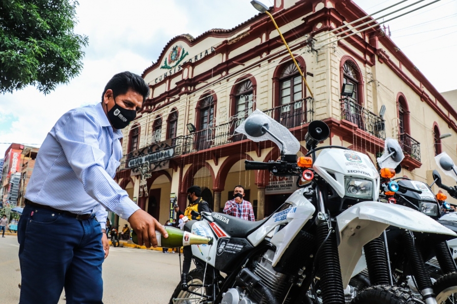 ALCALDE ENTREGA 6 MOTOCICLETAS A LA POLIC&Iacute;A Y UN CARRO BASURERO A GERES