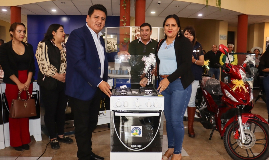 ALCALDE PEDRO GUTI&Eacute;RREZ VIDAURRE ENTREG&Oacute; PREMIOS A GANADORES DEL &ldquo;GRAN SORTEO AL BUEN CONTRIBUYENTE&rdquo; EN SACABA