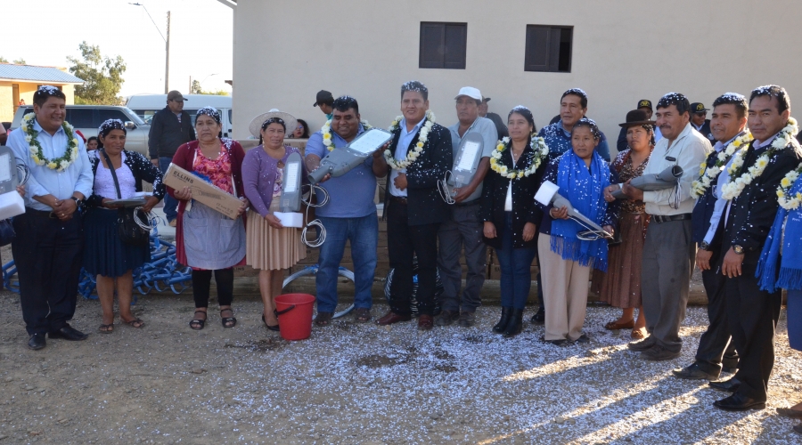 ALCALDE DE SACABA PEDRO GUTI&Eacute;RREZ ENTREGA LUMINARIAS LED EN DOS SUBCENTRALES DEL DISTRITO RURAL CHI&Ntilde;ATA