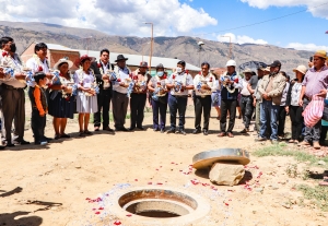 ALCALDE DE SACABA PEDRO GUTI&Eacute;RREZ ENTREGA RED DE AGUA POTABLE EN LA OTB VILLA ENTRE R&Iacute;OS DEL DISTRITO 4 DE HUAYLLANI