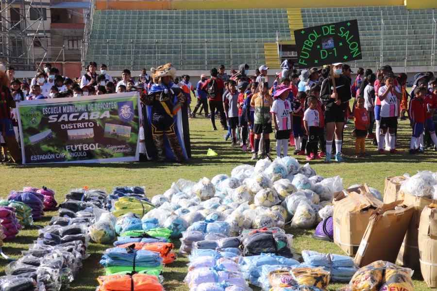 SACABA ENTREGA MATERIAL DEPORTIVO POR M&Aacute;S DE MEDIO MILL&Oacute;N DE BOLIVIANOS A LAS ESCUELAS DEPORTIVAS MUNICIPALES