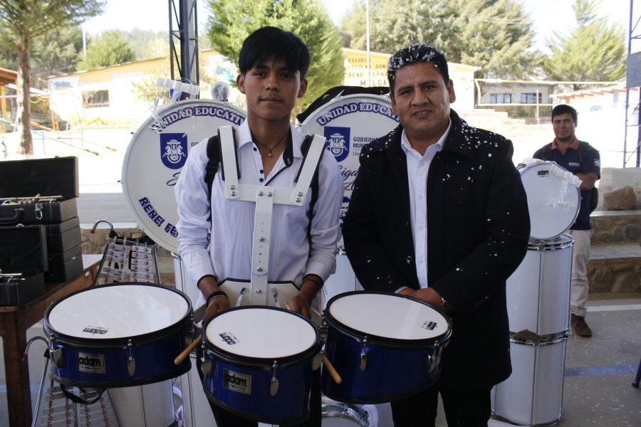 ESTUDIANTES DE LA UNIDAD EDUCATIVA REN&Eacute; FERN&Aacute;NDEZ DE SACABA RECIBEN INSTRUMENTOS MUSICALES Y MOBILIARIO ESCOLAR