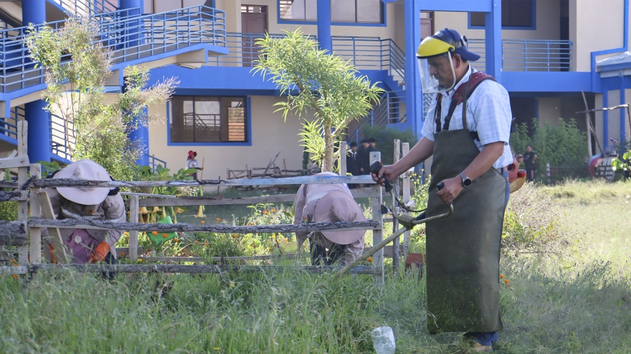 SERVIDORES P&Uacute;BLICOS DE LA ALCALD&Iacute;A DE SACABA REALIZAN TRABAJO COMUNITARIO DE DESHIERBE Y DESMALEZADO EN UNIDADES EDUCATIVAS