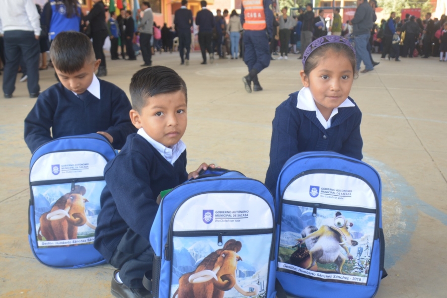 ENTREGAN MOCHILAS ESCOLARES A ESTUDIANTES DEL NIVEL INICIAL Y PRIMARIA