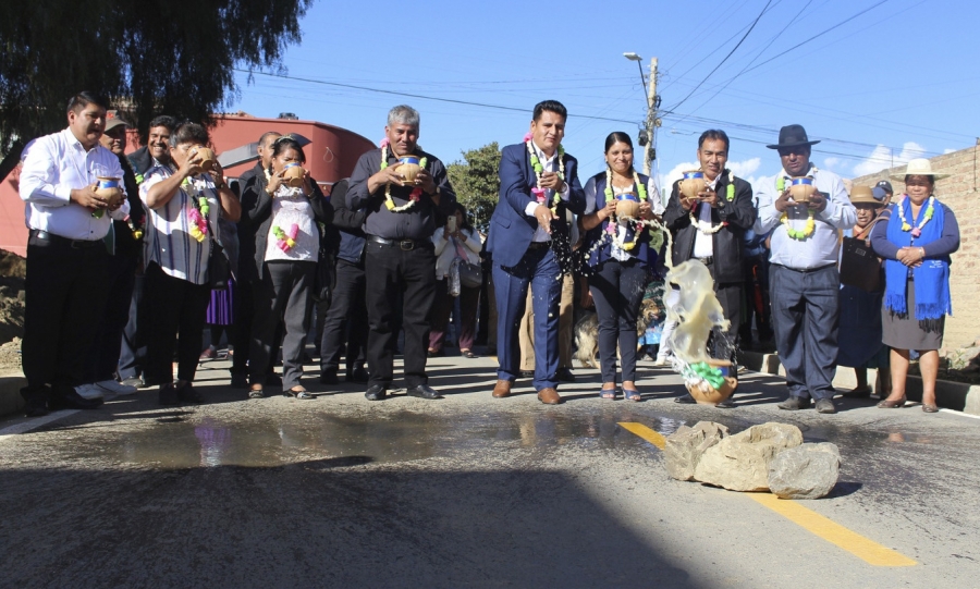VECINOS DE LA OTB VIRGEN DE GUADALUPE DEL DISTRITO 4 SE BENEFICIAN CON LA ENTREGA DEL ASFALTADO DE V&Iacute;AS