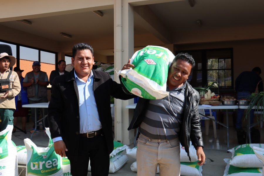 ALCALDE PEDRO GUTI&Eacute;RREZ ENTREGA 817 QUINTALES DE UREA GRANULADA A FAMILIAS AFECTADAS POR LA SEQU&Iacute;A EN SIETE DISTRITOS DE SACABA