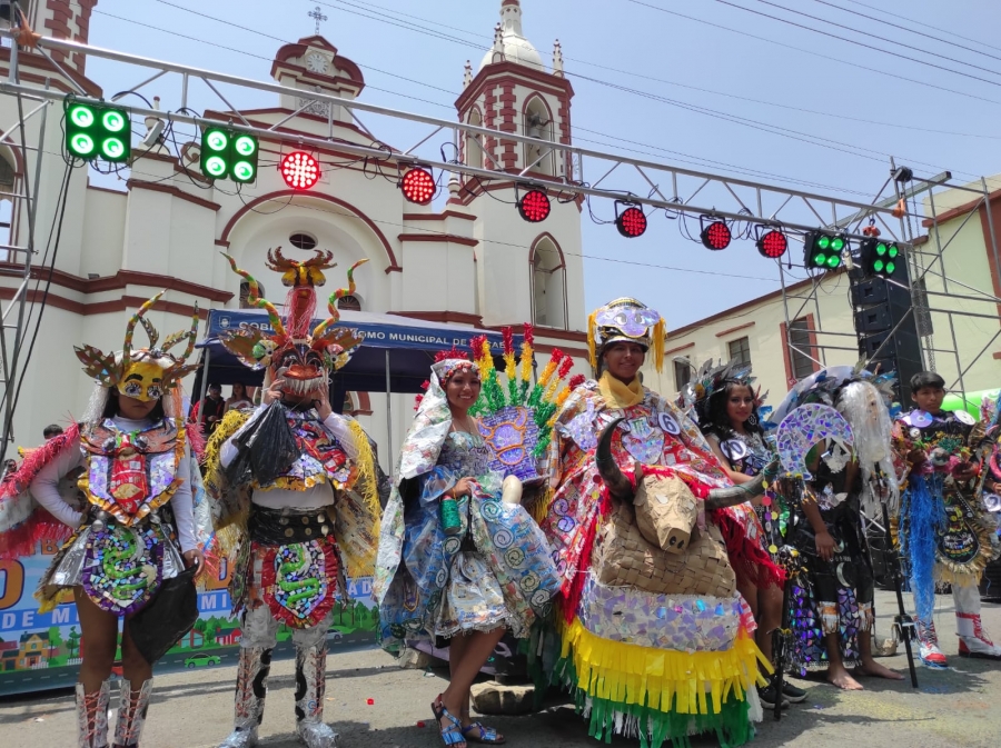 ESTUDIANTES SACABE&Ntilde;OS SORPRENDEN CON TRAJES FOLKL&Oacute;RICOS ELABORADOS CON MATERIAL RECICLADO