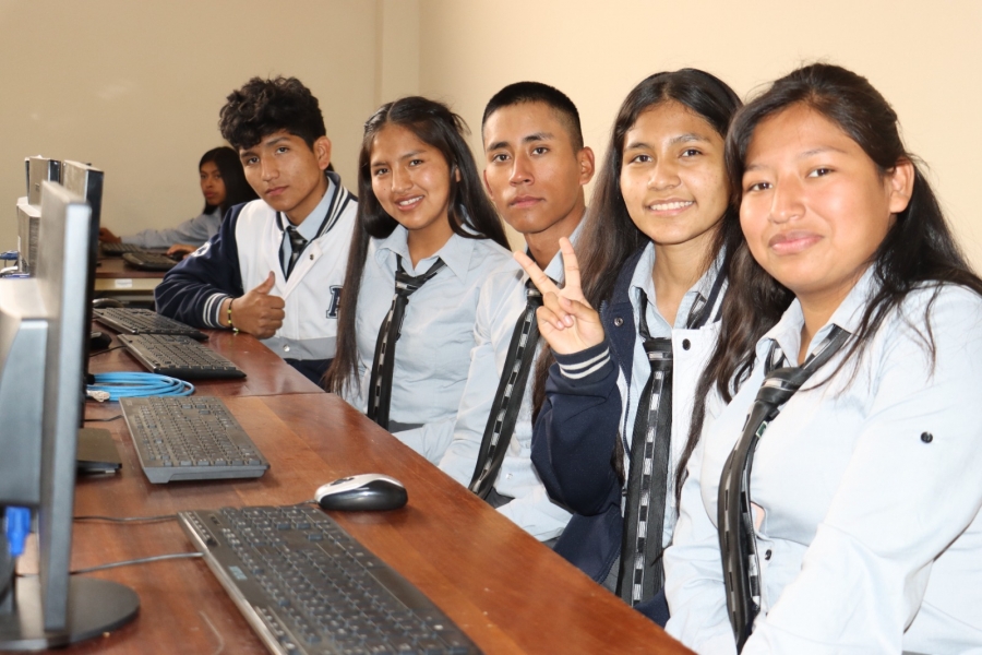 ESTUDIANTES DE LA UNIDAD EDUCATIVA ANTOFAGASTA SE BENEFICIAN CON LA ENTREGA DE UN AULA DE SISTEMAS INFORM&Aacute;TICOS PARA FORTALECER EL BACHILLERATO T&Eacute;CNICO HUMAN&Iacute;STICO (BTH)