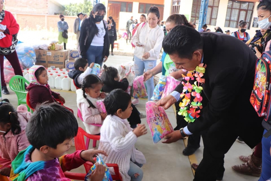 ALCALDE PEDRO GUTI&Eacute;RREZ APERTURA Y ENTREGA MATERIAL DID&Aacute;CTICO, DE LIMPIEZA, V&Iacute;VERES SECOS Y ALIMENTOS FRESCOS A 25 CENTROS INFANTILES UAIN@S DE SACABA