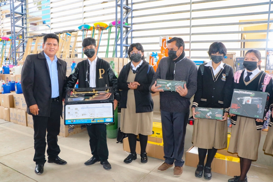 ALCALDE PEDRO GUTI&Eacute;RREZ INAUGURA LA GESTI&Oacute;N ESCOLAR 2023 EN SACABA CON LA ENTREGA DE DESAYUNO ESCOLAR Y EQUIPAMIENTO