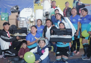 ALCALDE ENTREGA INSTRUMENTOS MUSICALES A GANADORES DE CAMPEONATO DEPORTIVO