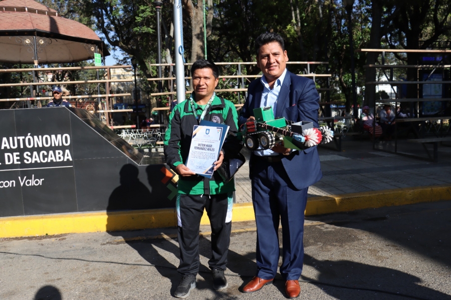 ALCALDE PEDRO GUTI&Eacute;RREZ ENTREGA RECONOCIMIENTOS A REPRESENTANTES SACABE&Ntilde;OS DESTACADOS EN ROB&Oacute;TICA Y F&Uacute;TBOL