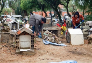 TRABAJO COMUNITARIO: SERVIDORES P&Uacute;BLICOS DEL GAMS REMOZAN EL CEMENTERIO DE SACABA RUMBO A LA FESTIVIDAD DE TODOS SANTOS