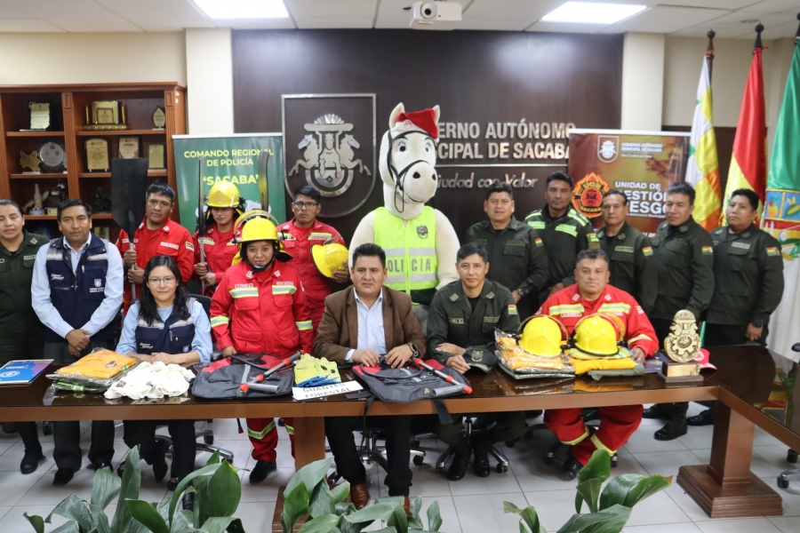 ALCALDE PEDRO GUTI&Eacute;RREZ VIDAURRE ENTREG&Oacute; EQUIPAMIENTO E INDUMENTARIA A BOMBEROS DE SACABA
