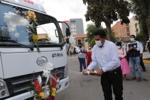 ALCALDE ENTREGA FURGONETA PARA EL RECOJO DE RESIDUOS HOSPITALARIOS