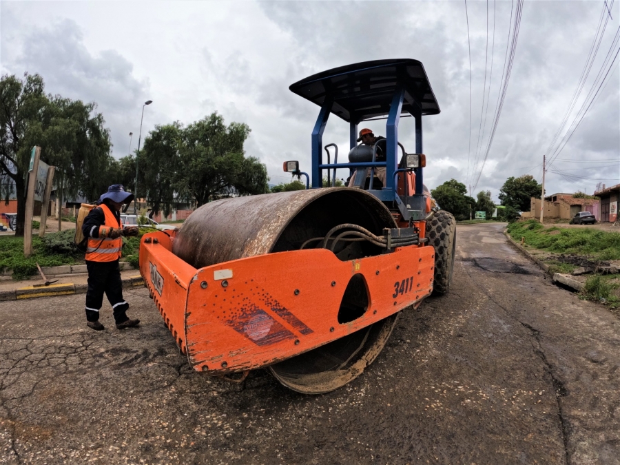 SE EJECUTAN TRABAJOS DE BACHEO EN V&Iacute;AS PRINCIPALES DE SACABA