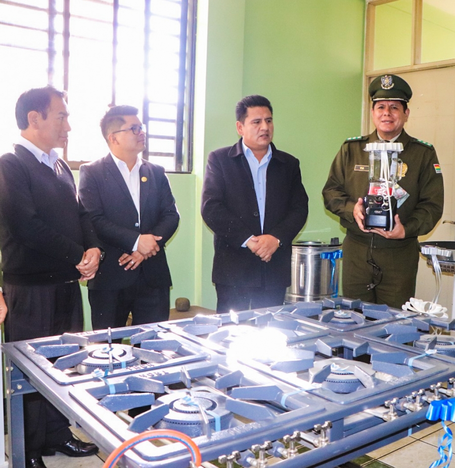 ALCALDE DE SACABA PEDRO GUTI&Eacute;RREZ ENTREGA EQUIPAMIENTO PARA LA COCINA DEL COMANDO REGIONAL DE LA POLIC&Iacute;A DE SACABA EN BENEFICIO DE 232 EFECTIVOS