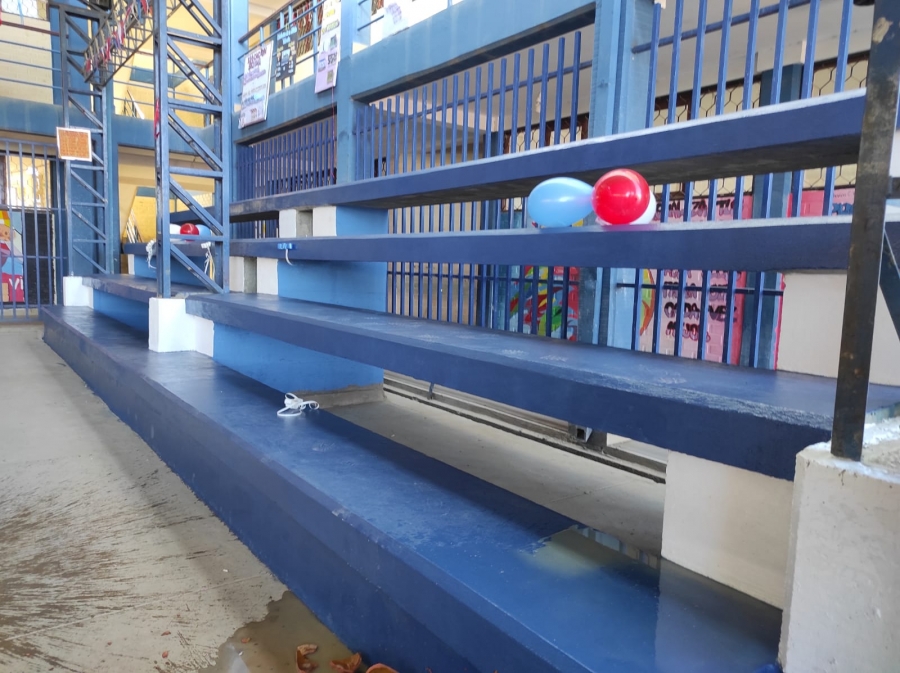 ALCALDE PEDRO GUTI&Eacute;RREZ ENTREGA GRADER&Iacute;AS Y EL ENMALLADO DE LA CANCHA DEPORTIVA DE LA U.E. CHIMBOCO DEL DISTRITO 1 DE SACABA