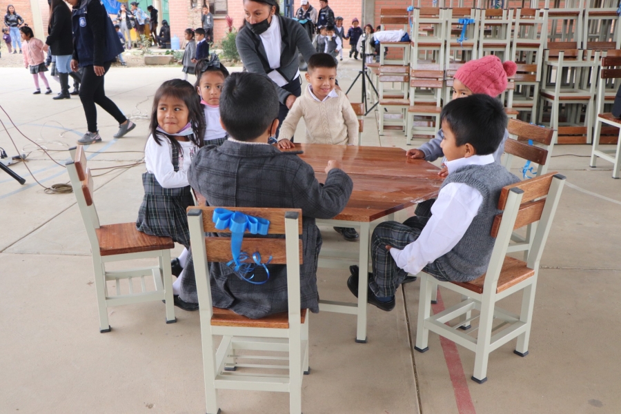 ALCALDE DE SACABA PEDRO GUTI&Eacute;RREZ ENTREGA MOBILIARIO ESCOLAR EN BENEFICIO DE LAS UNIDADES EDUCATIVAS DEL DISTRITO RURAL LAVA LAVA