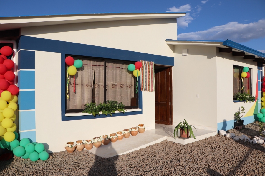 PRESIDENTE LUIS ARCE Y ALCALDE DE SACABA PEDRO GUTI&Eacute;RREZ ENTREGARON VIVIENDAS SOCIALES EN SACABA