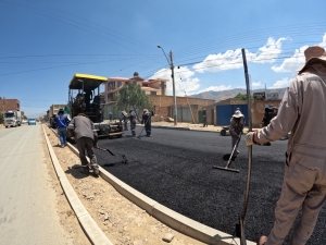 AVANZAN LOS TRABAJOS DE ASFALTADO DE LA AVENIDA GUALBERTO VILLARROEL EN LA OTB VILLA ENTRE R&Iacute;OS DEL DISTRITO 4 DE SACABA