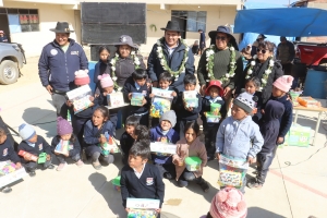 ALCALDE PEDRO GUTI&Eacute;RREZ ENTREG&Oacute; MATERIAL L&Uacute;DICO Y EQUIPAMIENTO A LA UNIDAD EDUCATIVA 25 DE JULIO APAZA DEL DISTRITO RURAL PALCA