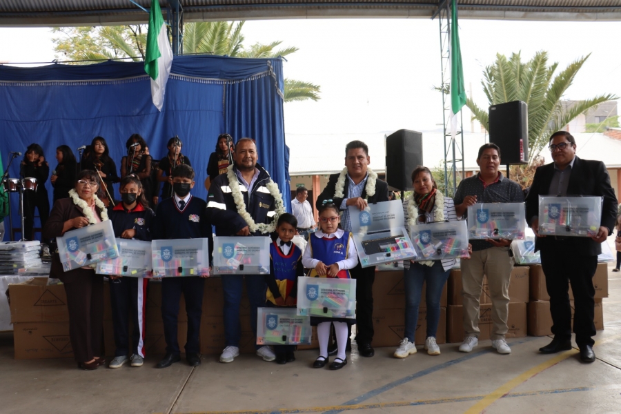 ALCALDE PEDRO GUTI&Eacute;RREZ ENTREGA EL &ldquo;PORTAFOLIO ESTUDIANTIL&rdquo; EN BENEFICIO DE M&Aacute;S DE 33 MIL ESCOLARES DE SACABA