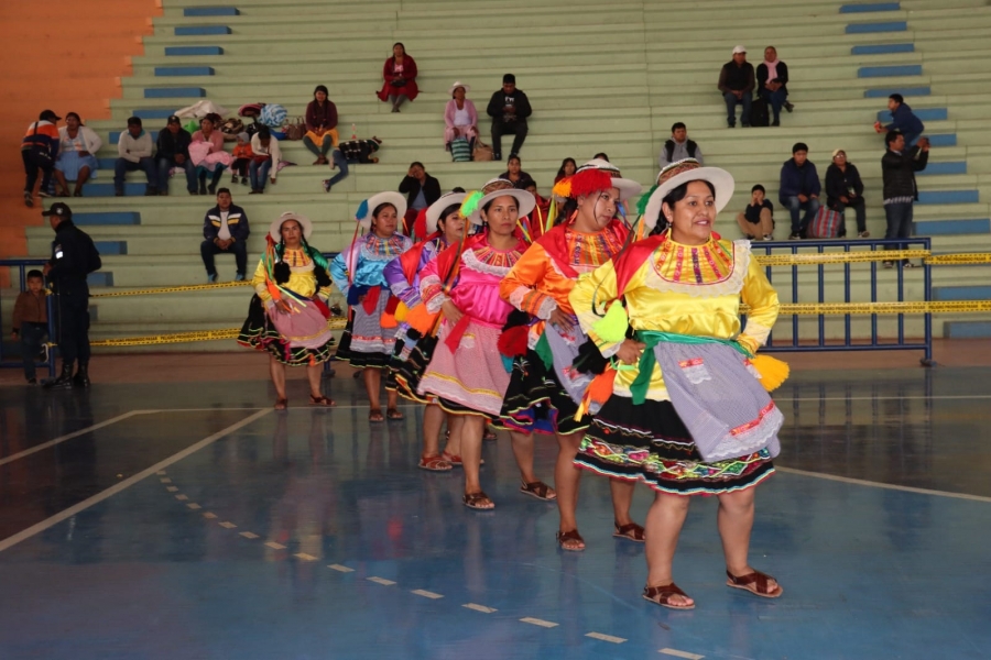 FINALIZA EXITOSAMENTE EL PRIMER FESTIVAL DE DANZA FOLKL&Oacute;RICA DE PADRES DE FAMILIA