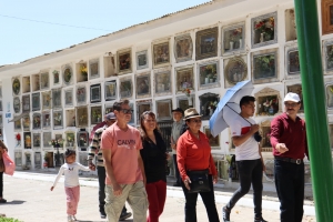 CON REZOS, FLORES Y C&Aacute;NTICOS DESPIDEN A LAS ALMAS EN EL CEMENTERIO GENERAL DE SACABA