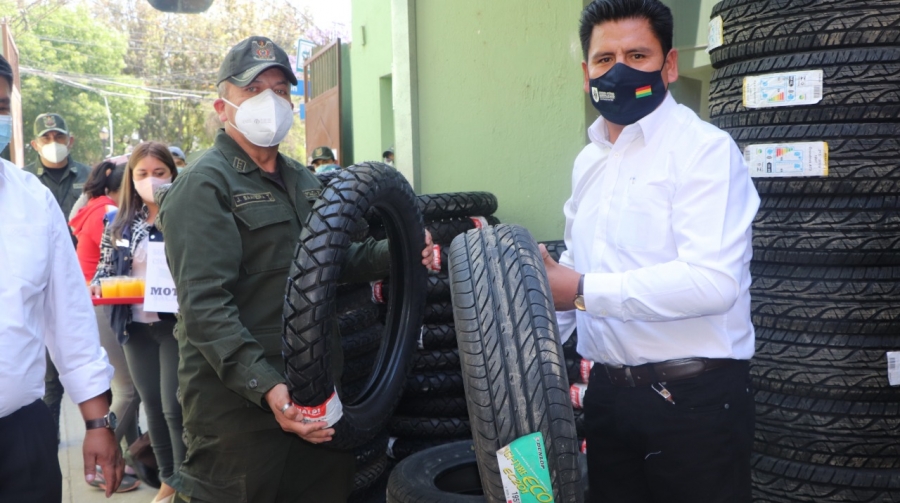 ENTREGAN COMPUTADORAS Y REPUESTOS A LA POLIC&Iacute;A DE SACABA