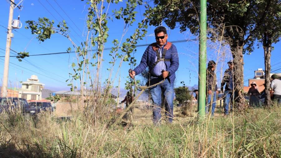 TRABAJO COMUNITARIO: SERVIDORES P&Uacute;BLICOS DEL GAMS LIMPIARON LAS JARDINERAS DE LAS AVENIDAS CIRCUNVALACI&Oacute;N Y JUAN JOS&Eacute; TORRES DE SACABA