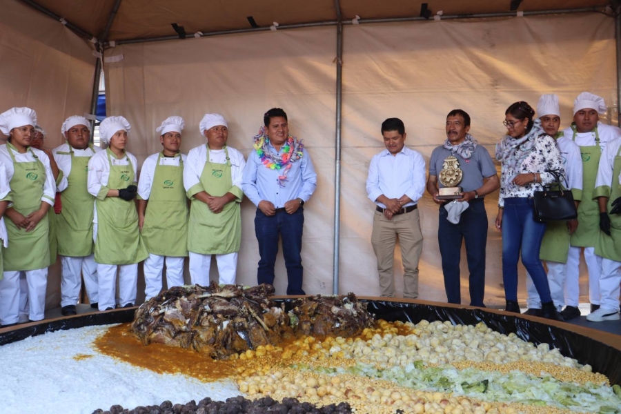 SACABA PRESENTA EL PLATO DE PUCHERO M&Aacute;S GRANDE DE BOLIVIA PARA 2.000 COMENSALES EN LA FERIA DEL PUCHERO Y EL CARNAVAL ANTOFAGASTE&Ntilde;O