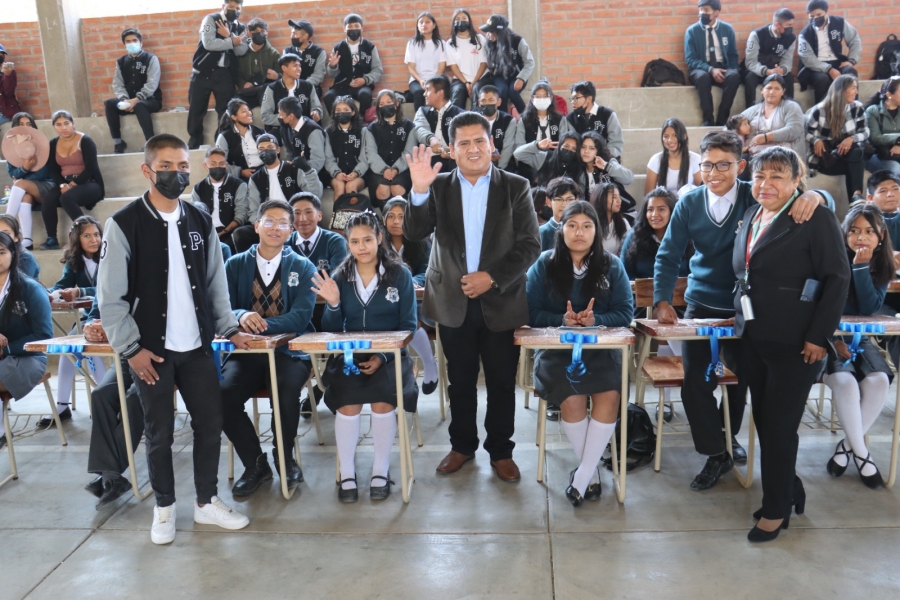 ALCALDE PEDRO GUTI&Eacute;RREZ ENTREGA MOBILIARIO, MATERIAL DEPORTIVO Y DE LIMPIEZA A LA UNIDAD EDUCATIVA PAULO FREIRE EN SU OCTAVO ANIVERSARIO