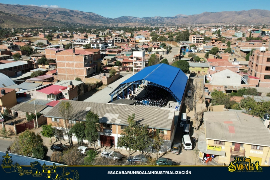 ESTUDIANTES DE LAS UNIDADES EDUCATIVAS BOLIVIA Y ROBERTO NICOLI SE BENEFICIAN CON LA ENTREGA DE UNA CANCHA POLIFUNCIONAL Y UN TINGLADO
