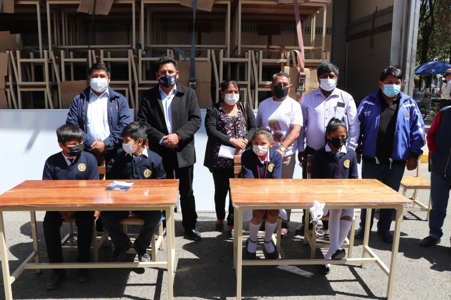 ALCALDE PEDRO GUTI&Eacute;RREZ ENTREGA MESAS, PUPITRES Y PIZARRAS ACR&Iacute;LICAS A UNIDADES EDUCATIVAS DE SACABA CON UNA INVERSI&Oacute;N DE M&Aacute;S DE 869 MIL BOLIVIANOS