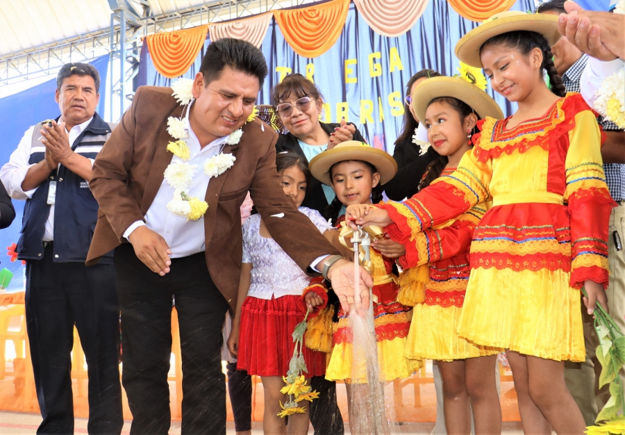 ALCALDE DE SACABA PEDRO GUTI&Eacute;RREZ INICIA DISTRIBUCI&Oacute;N DE AGUA DE MISICUNI EN LA UNIDAD EDUCATIVA ENTRE R&Iacute;OS Y ENTREGA GRADER&Iacute;AS